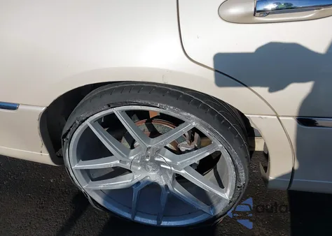 2003 Lincoln Town Car Cartier z USA, uszkodzony, nr VIN 1LNHM83W13Y646283